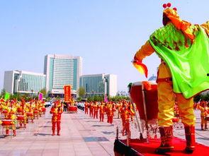 潍坊人民广场吃瓜,夏日“吃瓜”盛景，街头巷尾的悠闲时光