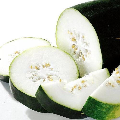 重庆男子吃瓜图片,瓜皮飞舞成欢乐风景